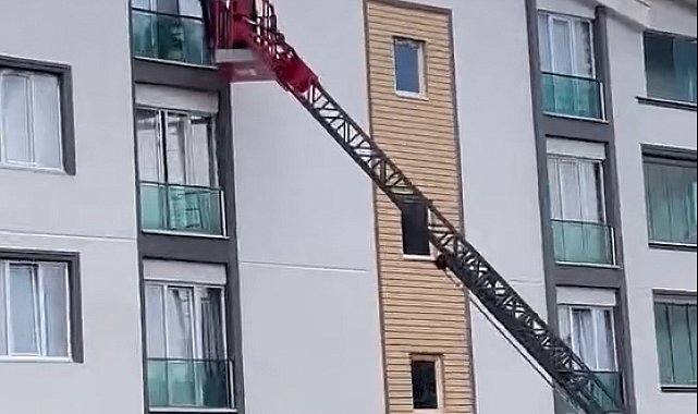 Balkon korkuluğuna sıkışan güvercini itfaiyeciler kurtardı