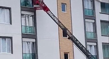 Balkon korkuluğuna sıkışan güvercini itfaiyeciler kurtardı