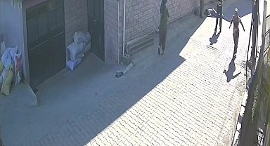 Balkondan düşen kadın hayatını kaybetti, olay kamerada