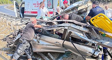 Bariyerlere çarpan otomobil, hurdaya döndü; sürücü ile eşi yaralandı