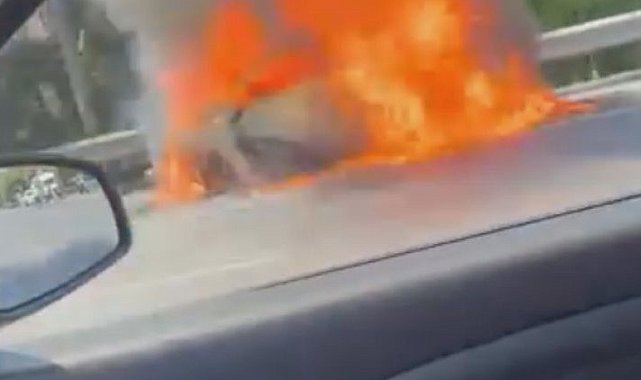 Beşiktaş'ta seyir halindeki otomobil alev alev yandı