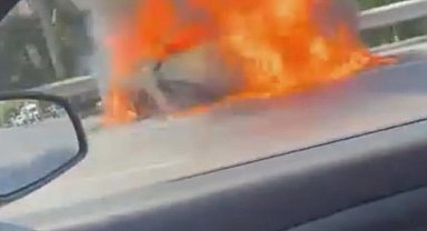 Beşiktaş'ta seyir halindeki otomobil alev alev yandı