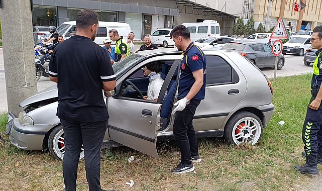 Beton direğe çarpan otomobilin sürücüsü yaralandı