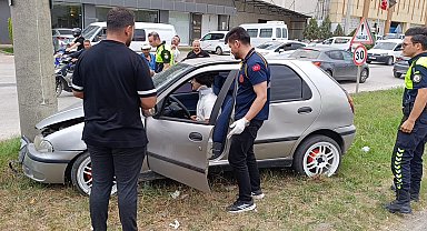 Beton direğe çarpan otomobilin sürücüsü yaralandı