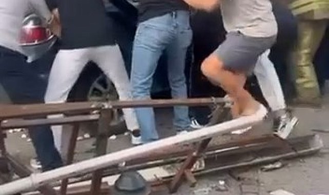 Beykoz'da otomobil yayaların arasına daldı; yaralılar var -1