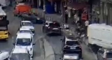 Beykoz'da otomobilin kaldırımdaki yayaların arasına daldığı kaza kamerada: 5 yaralı