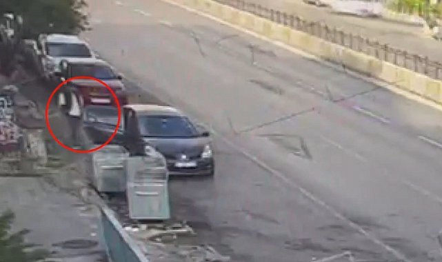 Beyoğlu'nda aracında uyuyan kişinin cep telefonunu çalan hırsız yakalandı