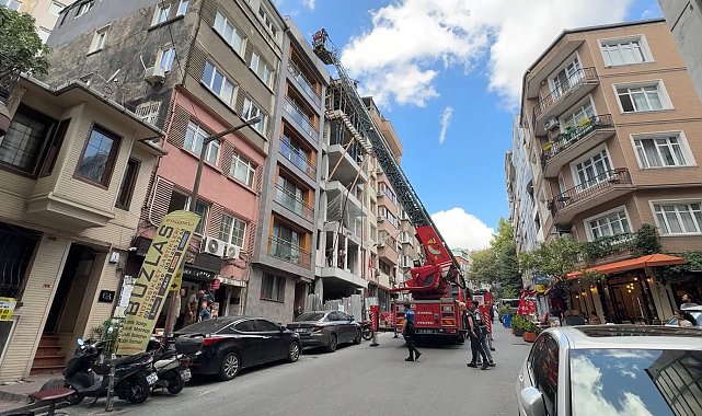 Beyoğlu'nda çatıya çıplak çıkan turisti görenler itfaiyeyi aradı: Dolaşmaya geldim