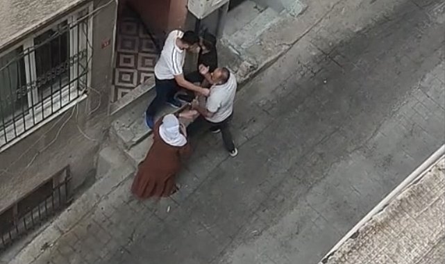 Beyoğlu'nda eniştesinin dükkanında fön çektirdi; para vermek istemeyince taş ve sopalarla evini bastılar