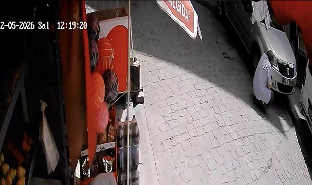 Beyoğlu'nda kargo aracının çarptığı otomobil askıda kaldı: Daha önce aynısını yaşadım