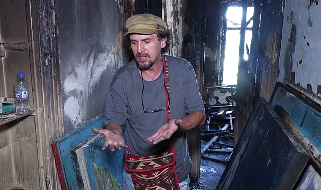 Beyoğlu'nda maçta atılan havai fişek eve düştü, sergiye hazırlanan ressamın 20 yıllık tabloları yandı
