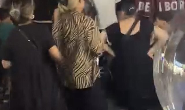 Beyoğlu'nda rapçi Poizi konserinde tekmeli yumruklu kavga kamerada; polis müdahale etti