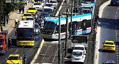 Beyoğlu'nda tramvay raydan çıktı-1