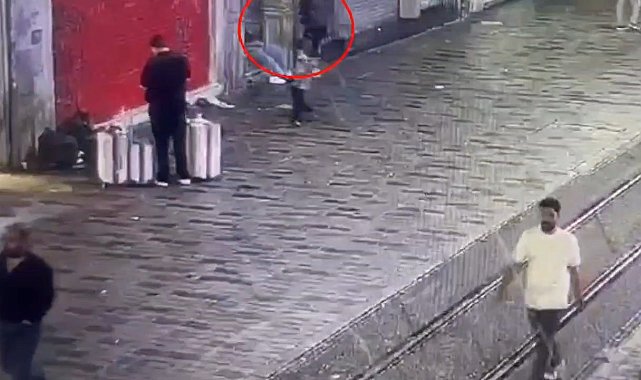 Beyoğlu'nda uyuyan kişinin cep telefonunu çalan şüpheli yakalandı