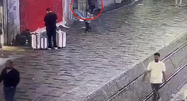 Beyoğlu'nda uyuyan kişinin cep telefonunu çalan şüpheli yakalandı