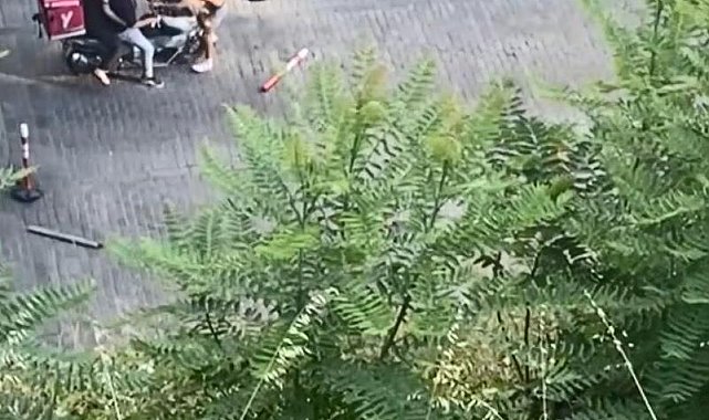 Beyoğlu'nda yarı çıplak önüne atladığı motosikletliyi düşürdü; duba sopa ve tekmeyle darbedildi