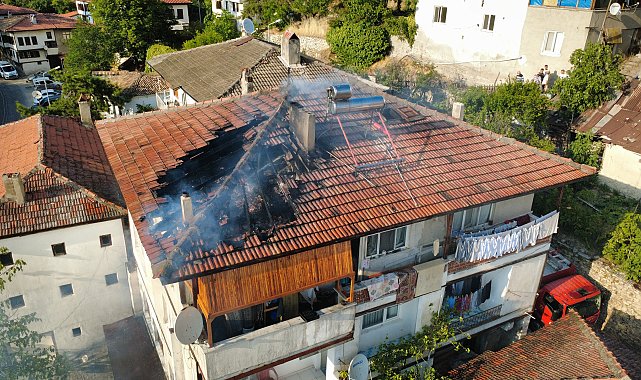 Binanın çatısında çıkan yangın söndürüldü