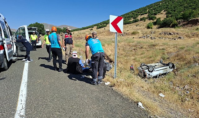 Bingöl'de hafif ticari araç şarampole devrildi: 1'i ağır, 6 yaralı
