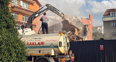 Bitişiğindeki temel kazısı sırasında yan yatmaya başlayan binanın yıkımı yapıldı