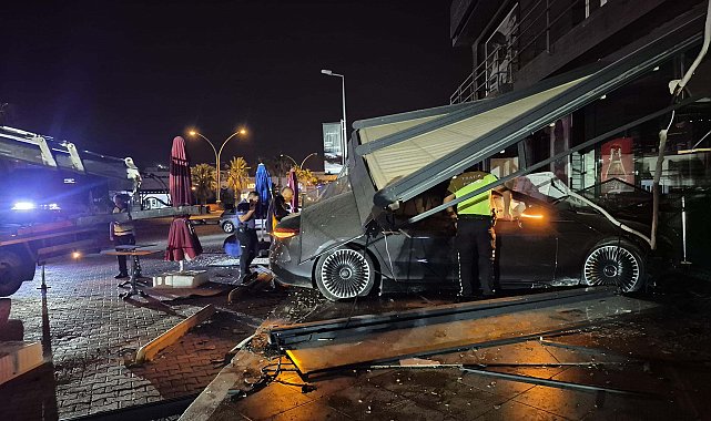 Bodrum'da otomobil, börekçiye daldı: 2 yaralı