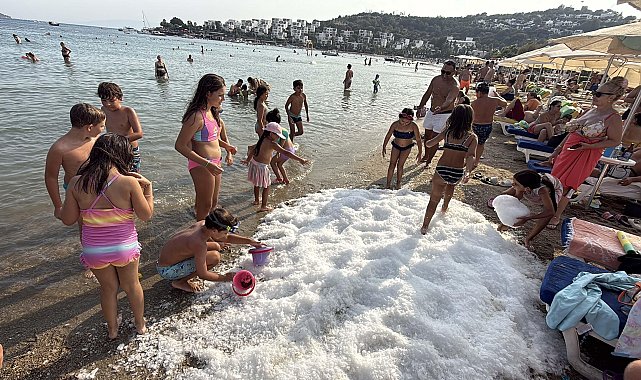 Bodrum'da sahile dökülen 2 ton buzla serinlediler