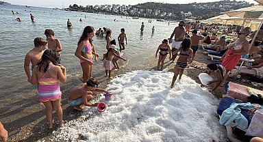 Bodrum'da sahile dökülen 2 ton buzla serinlediler