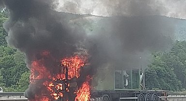 Bolu'da D-100 kara yolunda TIR, alev alev yandı