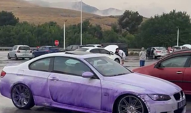 Boya yüklü TIR devrildi, yoldan geçen araçlar mora boyandı