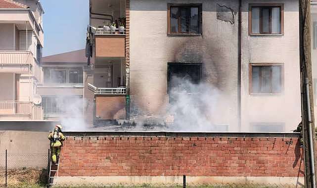 Bursa’da depo yangını apartmana sıçradı