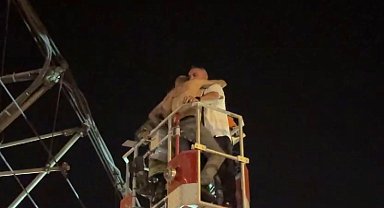 Bursa - Metro hattında direğe çıktı; polis tarafından ikna edildi
