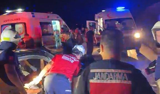 Bursa'da iki otomobil kafa kafaya çarpıştı: Anne ve kızı öldü, 2'si jandarma 5 yaralı