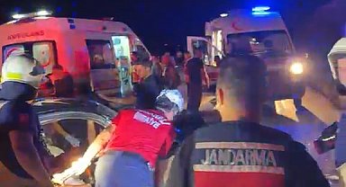 Bursa'da iki otomobil kafa kafaya çarpıştı: Anne ve kızı öldü, 2'si jandarma 5 yaralı