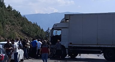 Bursa'da kamyon otomobile arkadan çarptı: 1 ölü, 2 yaralı