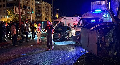Bursa'da kavşakta 3 otomobil çarpıştı: 1'i ağır, 5 yaralı