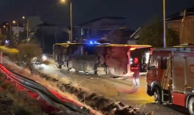 Büyükçekmece'de servis otobüsünün devrildiği kaza kamerada