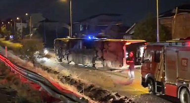 Büyükçekmece'de servis otobüsünün devrildiği kaza kamerada