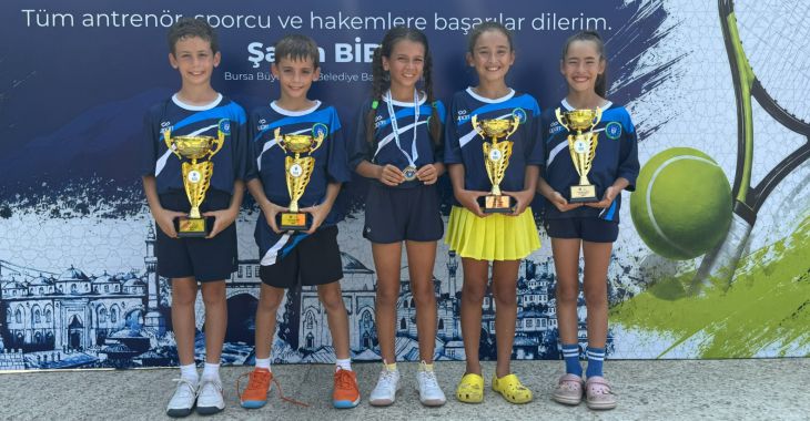 Büyükşehir Belediyespor tenisçileri kupaları topladı
