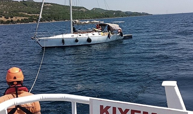 Çanakkale'de sürüklenen tekne kurtarıldı