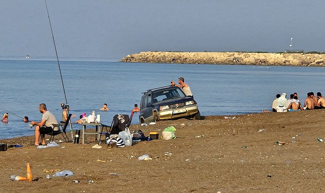Carettaların yuvalama alanı sahile araçla girip, çadır kurdular