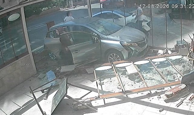 Çarpışan otomobillerden biri fırına girdi