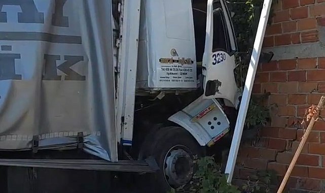 Çatalca'da elektrik direğine çarparak yoldan çıkan kamyonun şoförü yaralandı