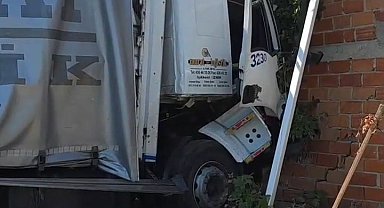 Çatalca'da elektrik direğine çarparak yoldan çıkan kamyonun şoförü yaralandı