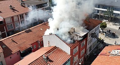 Çatı katında çıkan yangın, diğer binalara sıçramadan söndürüldü