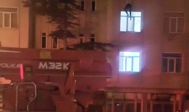 Çatıdan eve girmek isteyen kişinin 3'üncü kattan düştüğü anların görüntüsü ortaya çıktı