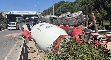 Çekmeköy'de virajı alamayan beton mikseri devrildi: 1 yaralı