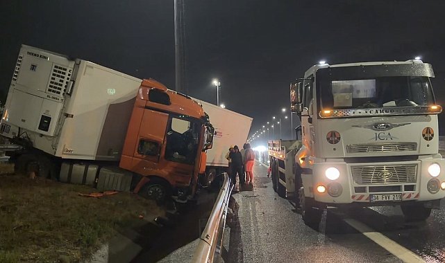 Çekmeköy'de yağış nedeniyle kayganlaşan yolda TIR bariyere çarptı