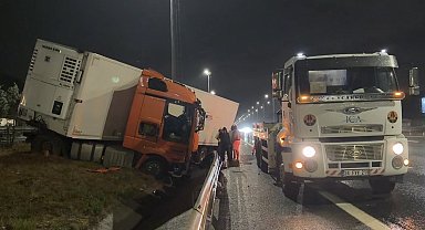 Çekmeköy'de yağış nedeniyle kayganlaşan yolda TIR bariyere çarptı