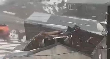 Çıldır'daki fırtınada 28 yapı hasar gördü