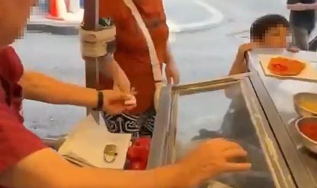 Çocuğu için lahmacun almak isteyen kadına '5'ten az satmam' diyen seyyar satıcının tezgahı kaldırıldı