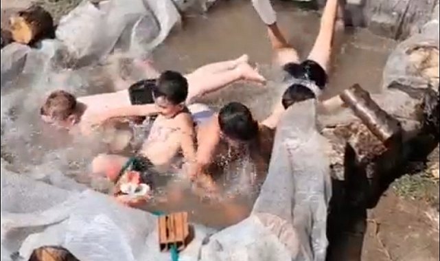 Çocuklar naylondan yaptıkları havuzda serinledi